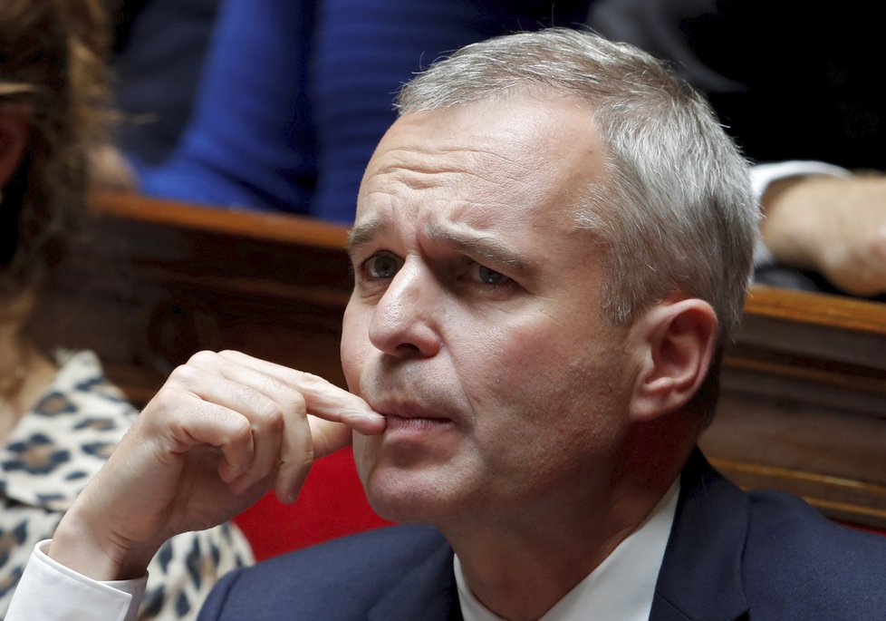 Francouzský ministr životního prostředí François de Rugy podal demisi. Nevydržel tlak poté, co se ukázalo, že si z daní platil drahé večeře. (16. 7. 2019)