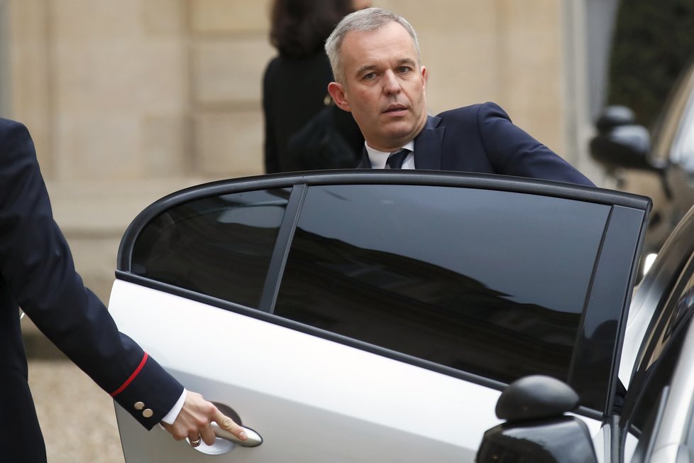 Francouzský ministr životního prostředí François de Rugy podal demisi. Nevydržel tlak poté, co se ukázalo, že si z daní platil drahé večeře. (16. 7. 2019)
