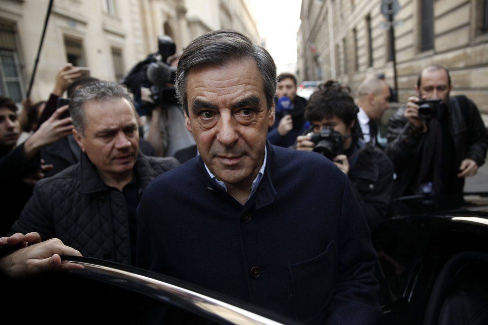 Bývalý premiér Francois Fillon nasedá do auta poté, co odevzdal svůj hlas ve druhém kole stranických primárek. Odborníci odhadují, že souboj o prezidentský post svede s Marine Le Pen příští rok ve finále právě on.