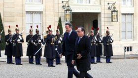 K jednání v Paříži se sešli francouzský prezident Hollande a briský premiér Cameron.