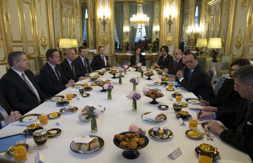 K jednání v Paříži se sešli francouzský prezident Hollande a briský premiér Cameron.