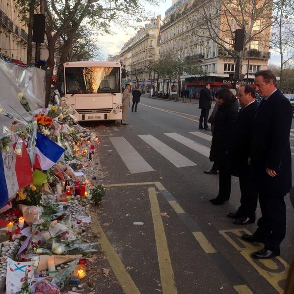 Hollande a Cameron uctili památku obětí z pařížského klubu Bataclan.