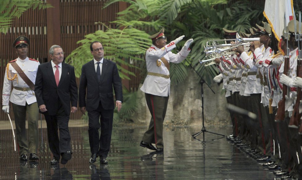 Francouzský prezident Hollande při návštěvě Kuby: S prezidentem Raúlem Castrem