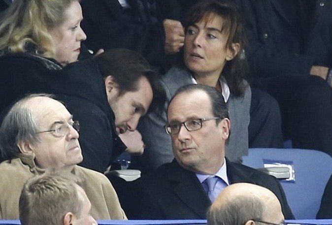 Francouzský prezident François Hollande se dozvídá o útocích na jeho zemi.