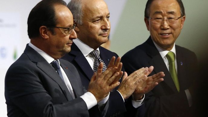 Francois Hollande, Laurent Fabius a Pan Ki-mun na klimatické konferenci v Paříži