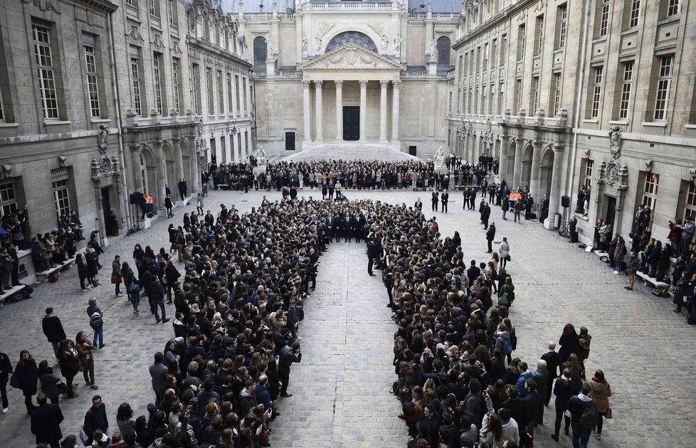 Minuta ticha za oběti pařížského teroru: Prezident Hollande v areálu univerzity Sorbonna