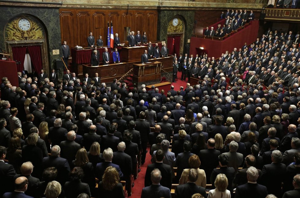 Francie po teroru: Prezident Hollande měl ve Versailles projev, burcoval ke zničení Islámského státu.