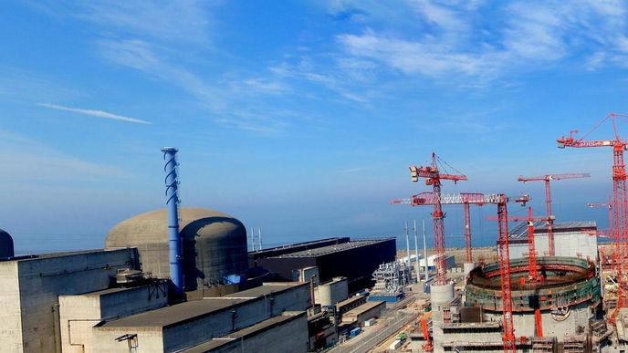 Francouzská jaderná elektrárna Flamanville. Bloky 3 a 4 mají být dokončeny v roce 2016
