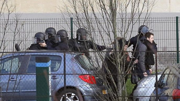 Francouzská policie při zásahu ve Vincennes