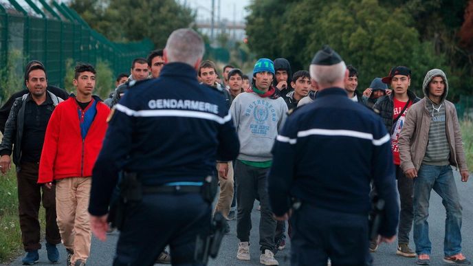 Francouzská policie se snaží držet migranty dál od eurotunelu