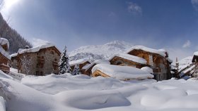 Val d’Isère pod kopami sněhu.