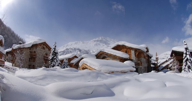 Val d’Isère pod kopami sněhu.