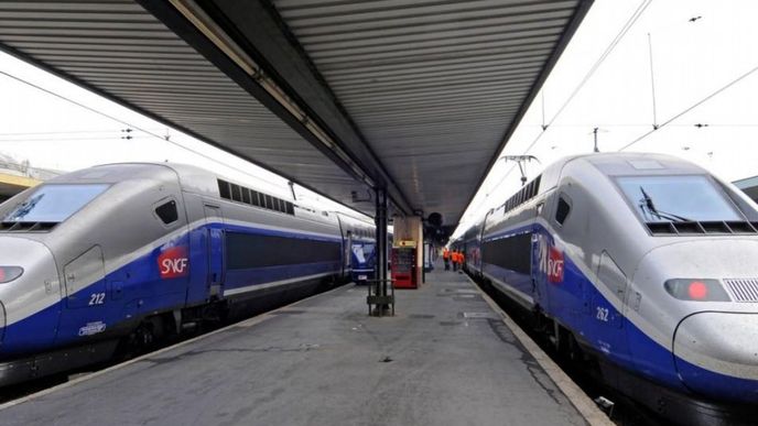 Francouzské rychlovlaky TGV patřící státním drahám SNCF.