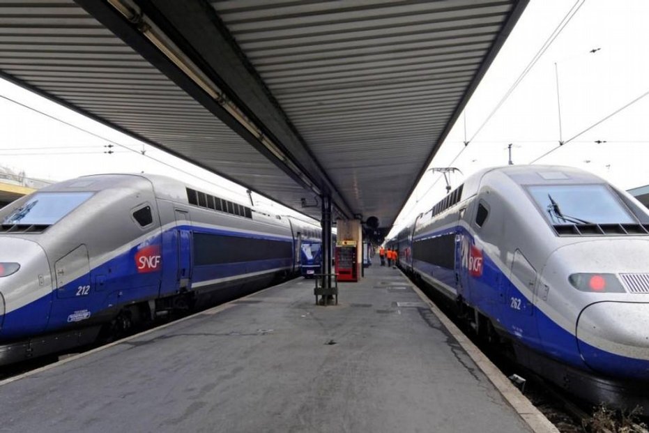 Francouzské rychlovlaky TGV patřící státním drahám SNCF.