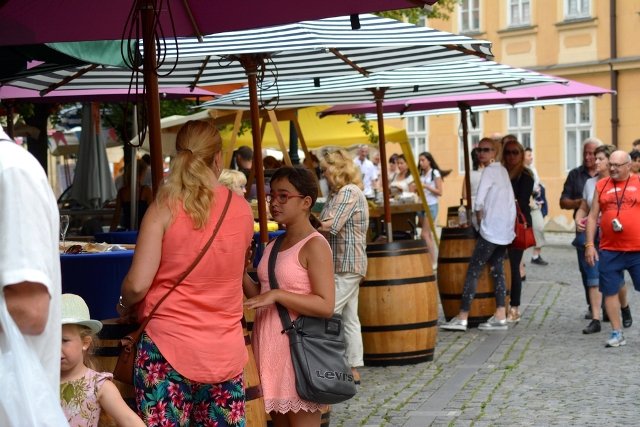 Až do neděle můžete na Francouzské trhu na Kampě ochutnat kulinářské speciality a poslechnout si francouzskou hudbu.