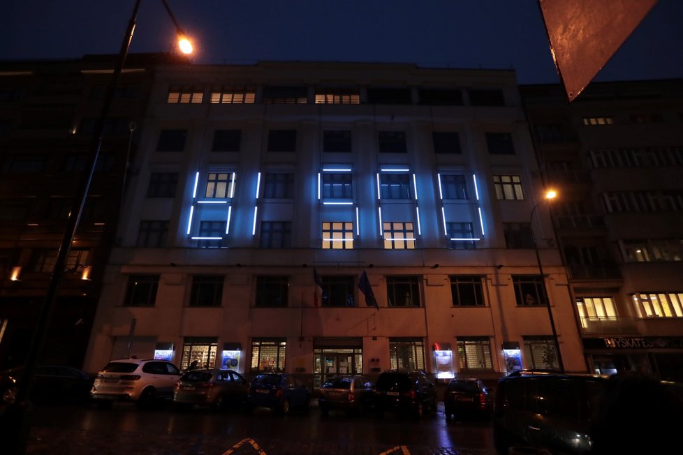 Interaktivní světelná instalace nazvaná 2021 všichni spolu umělce Jana Poše byla 28. ledna 2021 poprvé promítána na fasádu budovy Francouzského institutu v Praze.