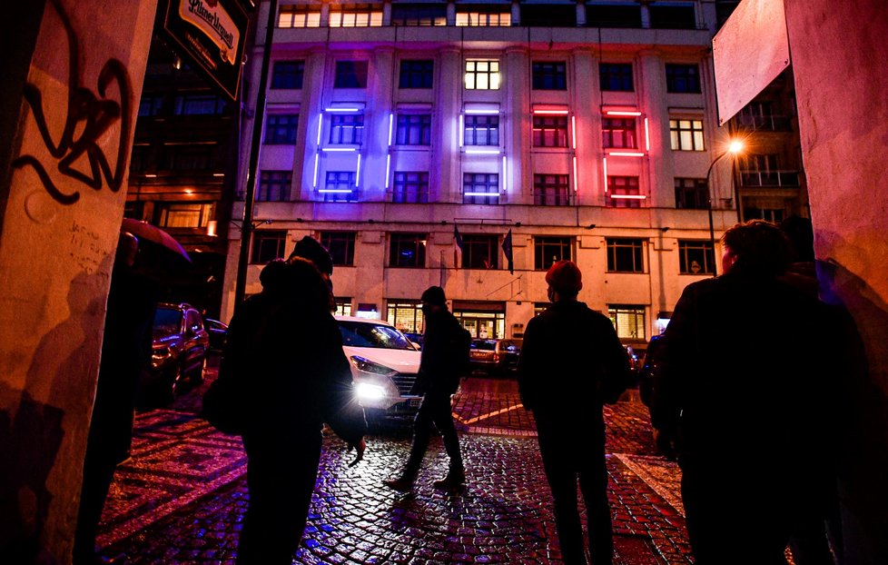 Interaktivní světelná instalace nazvaná 2021 všichni spolu umělce Jana Poše byla 28. ledna 2021 poprvé promítána na fasádu budovy Francouzského institutu v Praze.