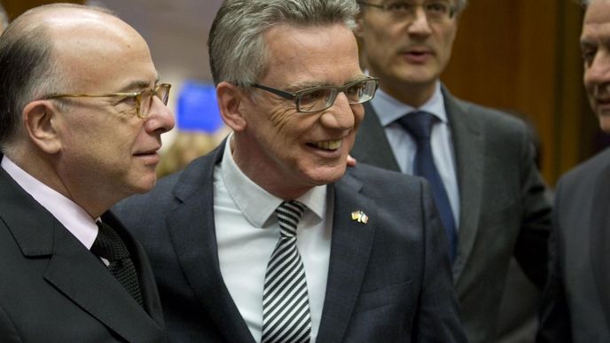 francouzský ministr vnitra Bernard Cazeneuve, vlevo, a německý ministr vnitra Thomas de Maiziere