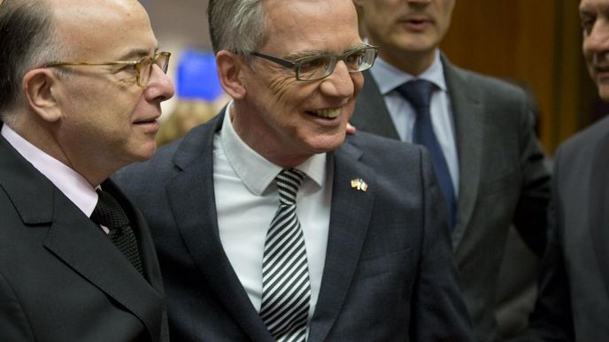francouzský ministr vnitra Bernard Cazeneuve, vlevo, a německý ministr vnitra Thomas de Maiziere francouzský ministr vnitra Bernard Cazeneuve, vlevo, a německý ministr vnitra Thomas de Maiziere