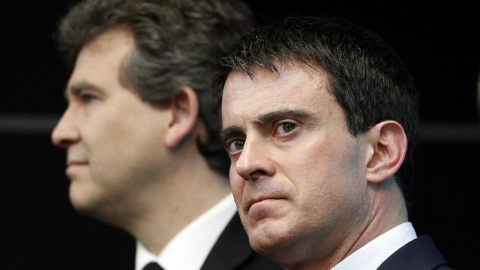francouzský premiér Manuel Valls (vpravo), vlevo Arnaud Montebourg