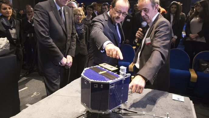 Francouzský prezident Francois Hollande u modelu přistávacího modulu Philae