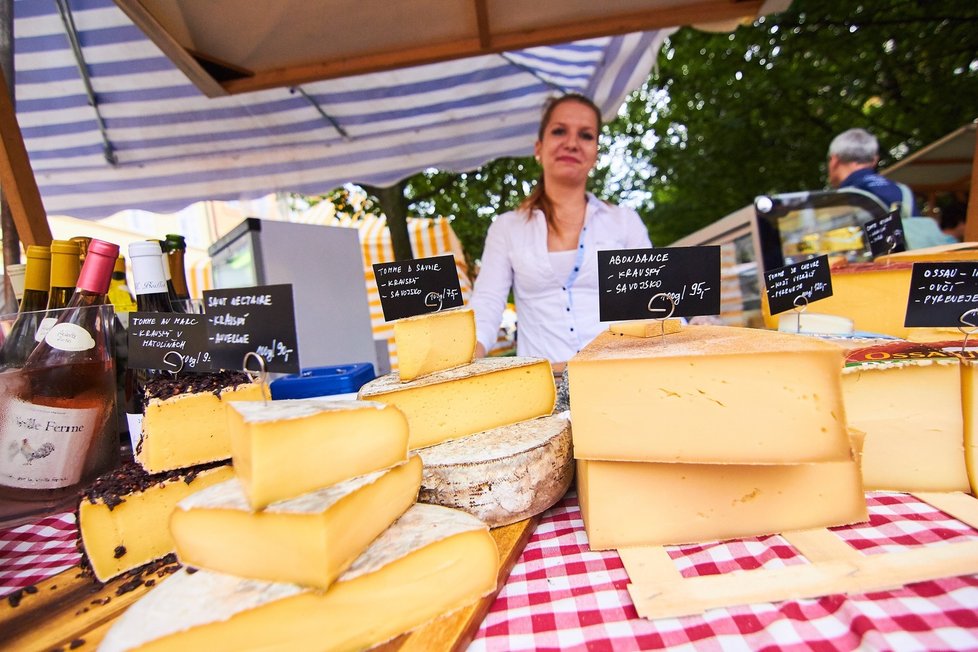 Francouzské trhy nabízejí kromě vína a sýrů i třeba plněné šneky nebo sladké makronky