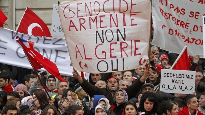 Francouzští Turci protestují proti kriminalizaci popírání genocidy Arménů