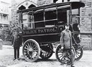 Frank Loomis s policejním Patrol Wagonem ("Paddy Wagon") (cca 1900)