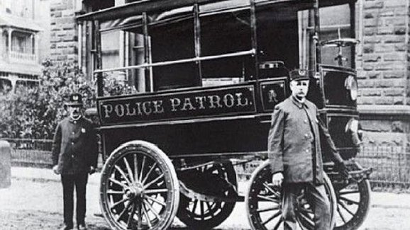 První policejní auto? Kočár poháněný elektromotory měl dojezd 48 km