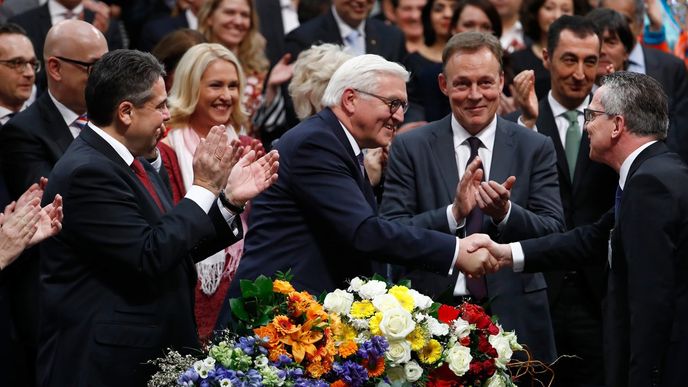 Nový německý prezident Frank-Walter Steinmeier (uprostřed) krátce po zvolení.