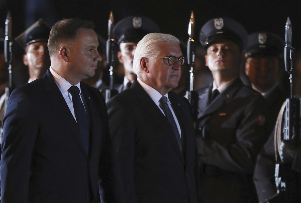 Německý prezident Frank-Walter Steinmeier se v Polsku omluvil na pietě za nacistickou agresi i hrůzovládu. Vlevo polský prezident Andrzej Duda