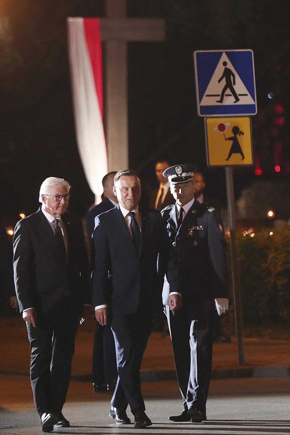 Německý prezident Frank-Walter Steinmeier se v Polsku omluvil na pietě za nacistickou agresi i hrůzovládu. Vpravo polský prezident Andrzej Duda