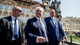 Německý prezident Frank-Walter Steinmeier na procházce v centru Prahy (30.4.2024)