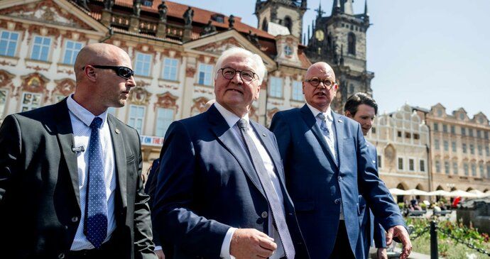 Německý prezident na procházce v centru Prahy hitem turistů. Z Hradu došel až za Fialou