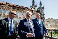 Německý prezident na procházce v centru Prahy hitem turistů. Z Hradu došel až za Fialou
