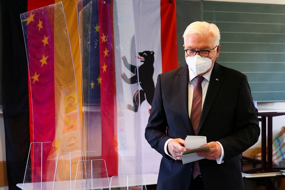 Volby v Německu 2021: Prezident Frank-Walter Steinmeier volil v Berlíně (26.9.2021).