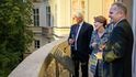 Spolkový prezident Frank-Walter Steinmeier (vlevo) s chotí spolu s německým velvyslancem v Česku Andreasem Künnem stojí na balkóně německého velvyslanectví během návštěvy Prahy letos v srpnu.