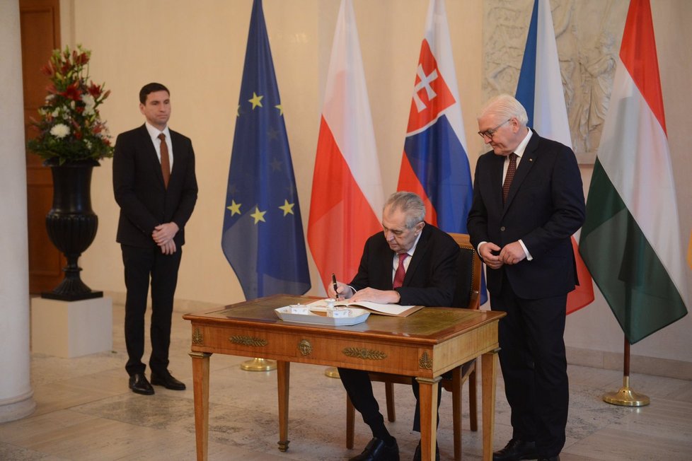 Prezident Miloš Zeman se účastní v Německu oslav 30 let od pádu berlínské zdi. Přivítal ho jeho německý protějšek Frank-Walter Steinmeier.