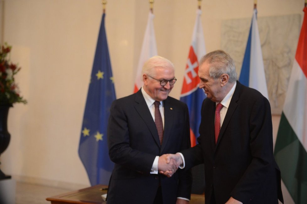 Prezident Miloš Zeman se účastní v Německu oslav 30 let od pádu berlínské zdi. Přivítal ho jeho německý protějšek Frank-Walter Steinmeier.