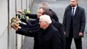 Slovenská prezidentka Zuzana Čaputová, prezident Miloš Zeman, polský prezident Andrzej Duda, maďarský prezident János Ader a německá hlava státu Frank-Walter Steinmeier na oslavách 30 let od pádu Berlínské zdi. Slovenská prezidentka Zuzana Čaputová, prezident Miloš Zeman, polský prezident Andrzej Duda, maďarský prezident János Ader a německá hlava státu Frank-Walter Steinmeier na oslavách 30 let od pádu Berlínské zdi.