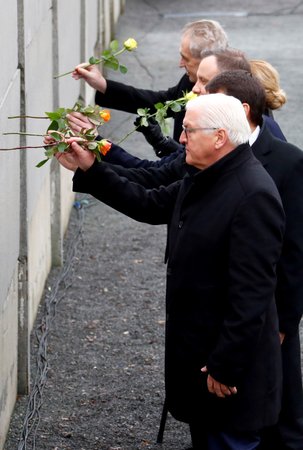 Slovenská prezidentka Zuzana Čaputová, prezident Miloš Zeman, polský prezident Andrzej Duda, maďarský prezident János Ader a německá hlava státu Frank-Walter Steinmeier na oslavách 30 let od pádu Berlínské zdi.