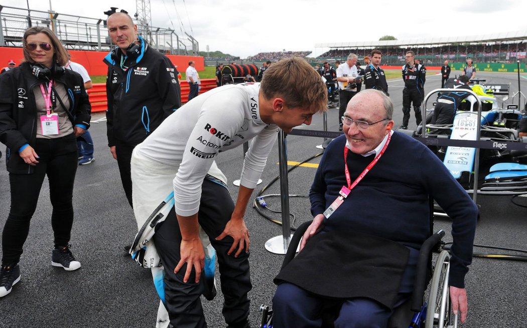 Frank Williams (na vozíku) před startem loňského závodu ve Velké Británii