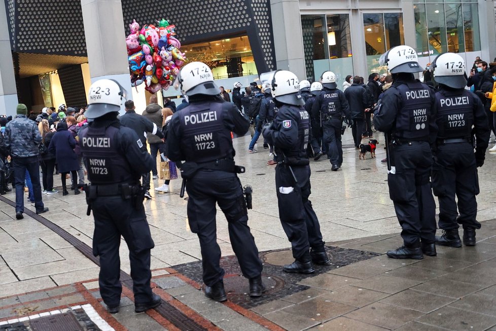 Malá demonstrace proti lockdownu ve Frankfurtu