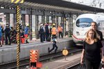 Eritrejec shodil ženu s chlapcem (†8) pod vlak. Žil si ve Švýcarsku a má tři děti. Lidé pokládají na nádraží ve Frankfurtu věnce. (30. 7. 2019)