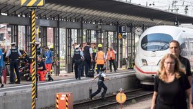 Eritrejec shodil ženu s chlapcem (†8) pod vlak. Žil si ve Švýcarsku a má tři děti. Lidé pokládají na nádraží ve Frankfurtu věnce. (30. 7. 2019)
