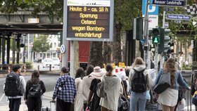 Pyrotechnici ve Frankfurtu se snaží zneškodnit bombu z války, ve městě probíhá masivní evakuace.