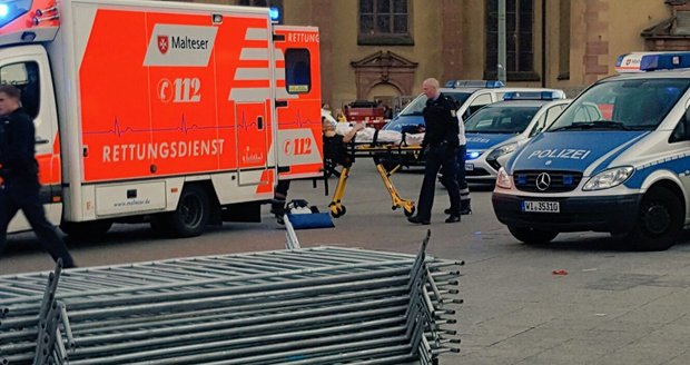 Útočník ve Frankfurtu nad Mohanem pobodal čtyři lidi.