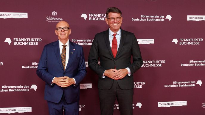 Český ministr kultury Oto Klempíř a německý státní ministr a zmocněnec spolkové vlády pro kulturu a média Wolfram Weimer se setkali na pomyslném červeném koberci Frankfurtského knižního veletrhu Český ministr kultury Oto Klempíř a německý státní ministr a zmocněnec spolkové vlády pro kulturu a média Wolfram Weimer se setkali na pomyslném červeném koberci Frankfurtského knižního veletrhu