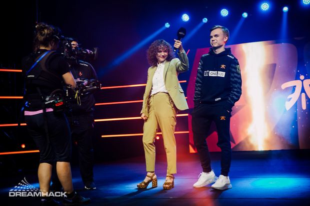 Frankie always brings good mood to the stage Frankie always brings good mood to the stage