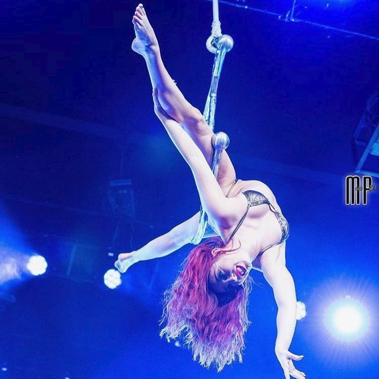 Sexy akrobatka Frankie Fatale se ráda předvádí na Instagramu.